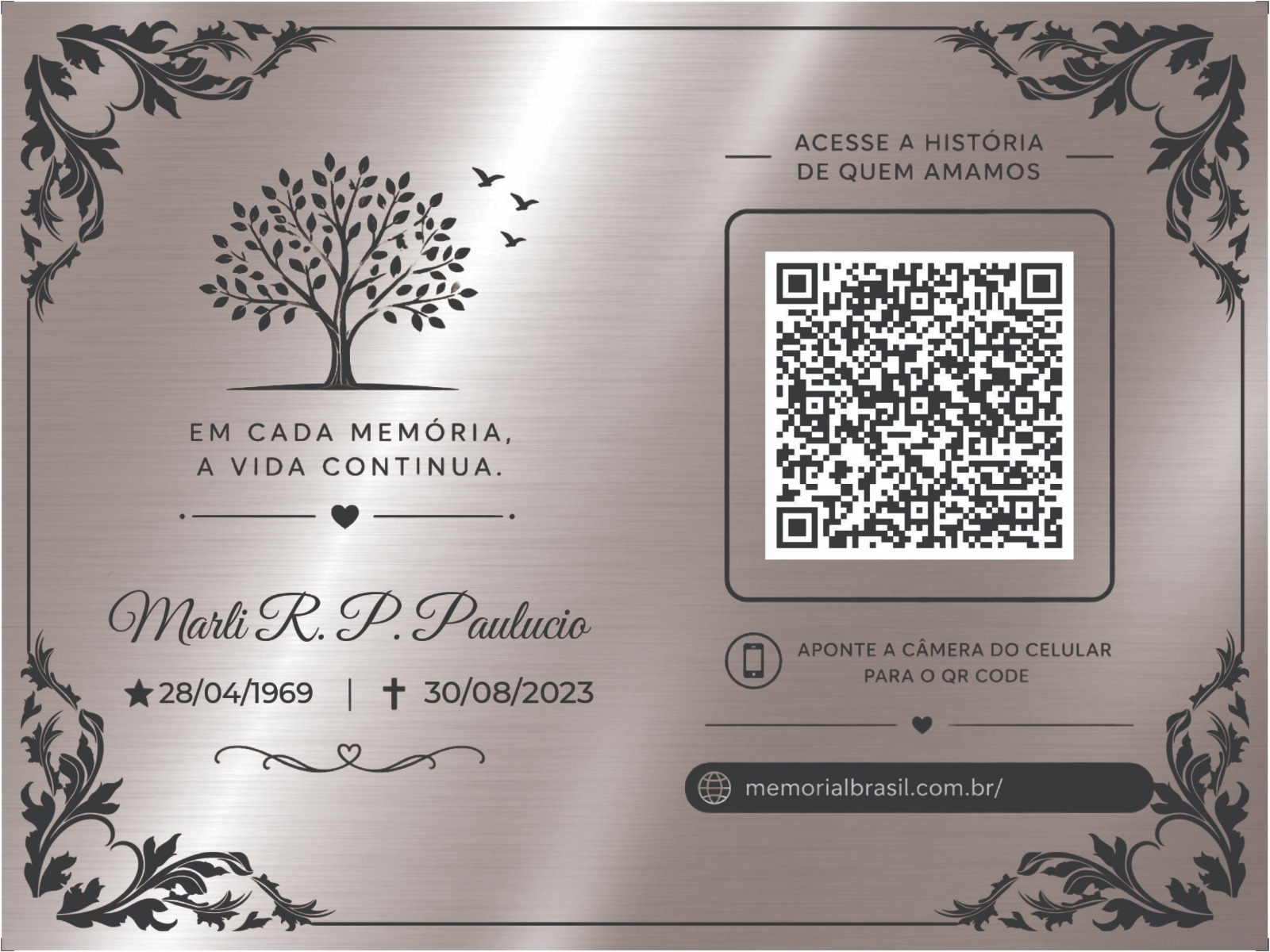 Placa Memorial Brasil em alumínio escovado, com ilustração de árvore, a mensagem 'Em cada memória, a vida continua' e QR Code de acesso ao memorial